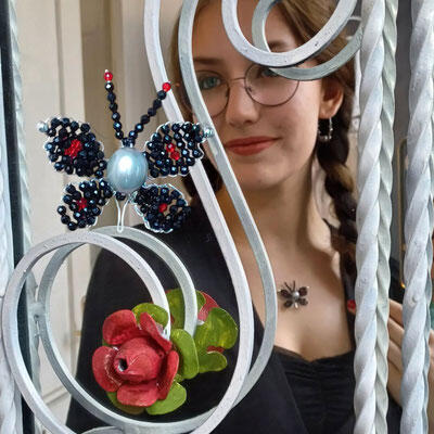Perlenschmuck lommt bei jungen Leuten gut an. Perlenschmuck lommt bei jungen Leuten gut an.